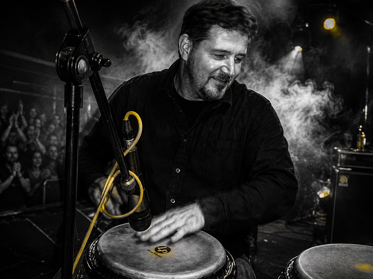 Portrait von Claudius „Castor“ an den Congas, live auf der Bühne