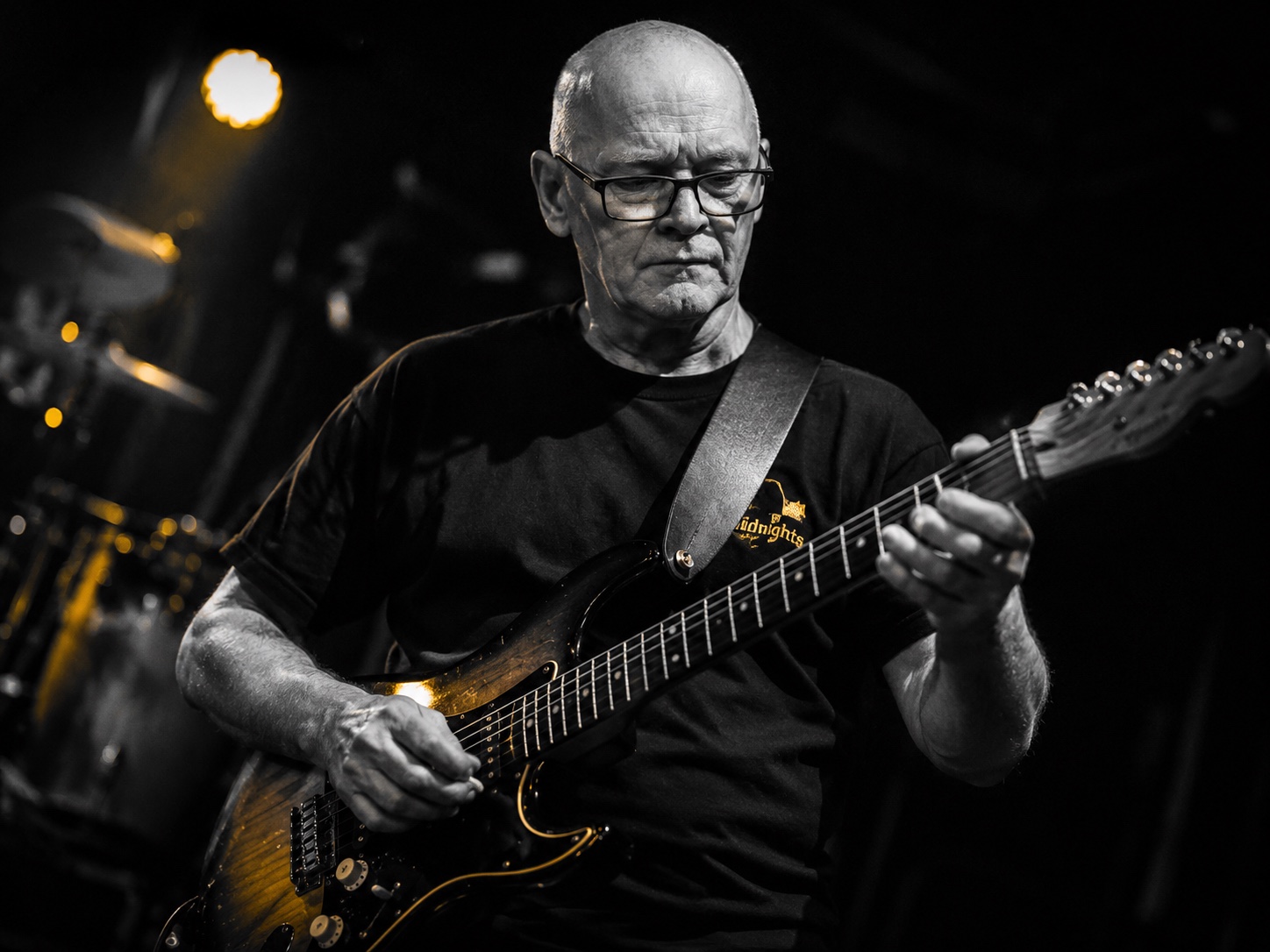Portrait von Michael mit E-Gitarre, live auf der Bühne
