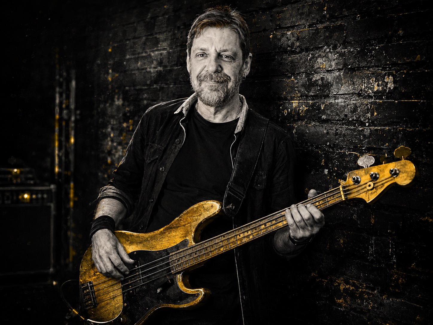 Portrait von Thomas „Otti“ mit seinem Bass