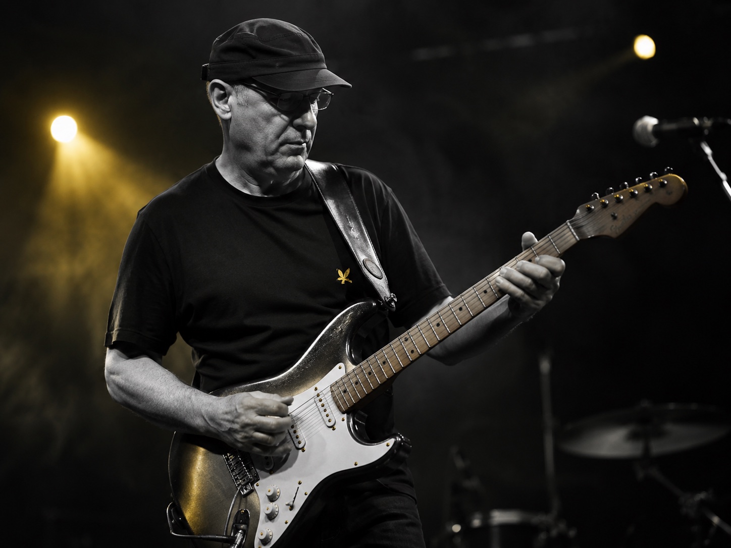 Portrait von Sandro mit E-Gitarre, live auf der Bühne