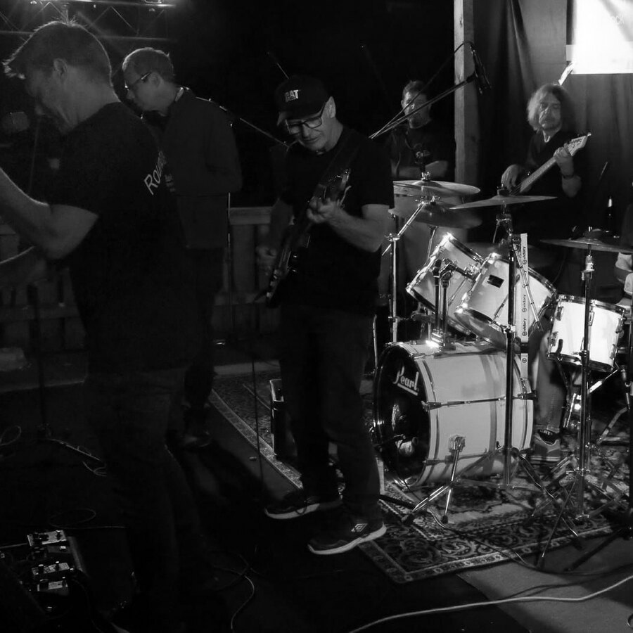 Round the Corner live auf der Bühne