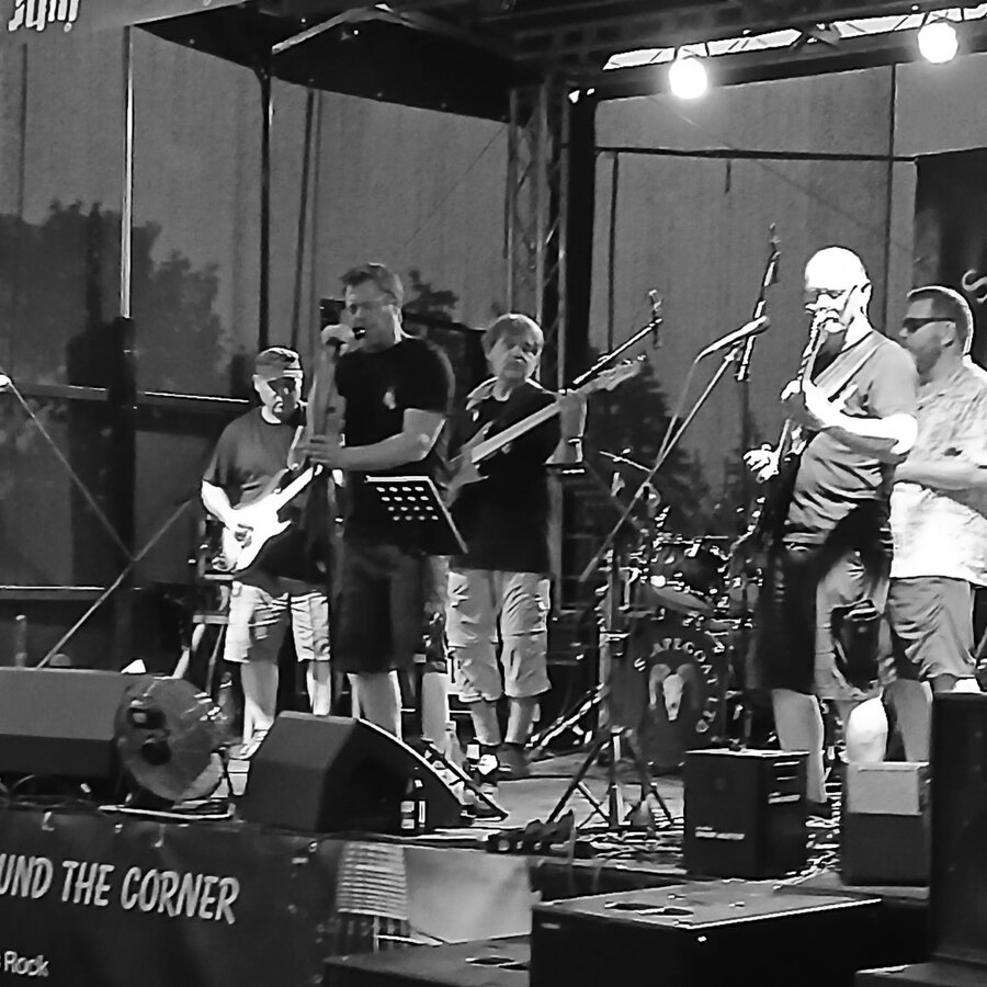 Round the Corner live auf der Bühne