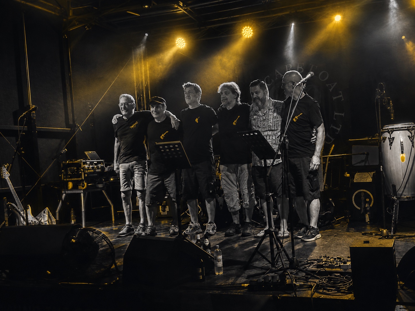 Die Band 'Round the Corner' gemeinsam auf der Bühne im Bühnenlicht
